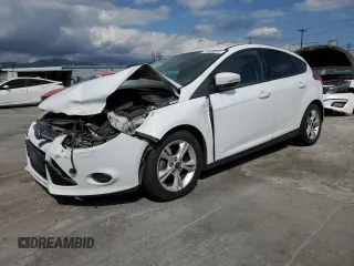 2014 Ford Focus SE z VIN 1FADP3K25EL414142, wystawiony jako Copart lot #57096965 z przebiegiem 135 688 mil mil oraz Szkoda całkowita • Salvage title. Historia ofert i sprzedaży dostępna na DreamBid. Obrazek 1.