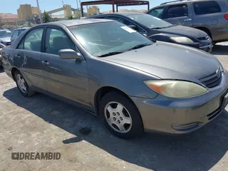 2003 Toyota Camry LE z VIN 4T1BF30K93U560764, wystawiony jako IAAI lot #42395810 z przebiegiem 171 096 mil mil oraz . Historia ofert i sprzedaży dostępna na DreamBid. Obrazek 1.