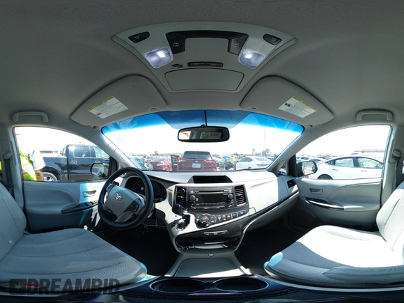 2013 Toyota Sienna LE AAS z VIN 5TDKK3DCXDS328201, wystawiony jako IAAI lot #42773579 z przebiegiem 106 890 mil mil oraz . Historia ofert i sprzedaży dostępna na DreamBid. Obrazek 21.