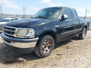 1997 Ford F-150 XL z VIN 1FTEX17L8VNB96786, wystawiony jako IAAI lot #42284370 z przebiegiem 163 227 mil mil oraz . Historia ofert i sprzedaży dostępna na DreamBid. Obrazek 2.
