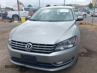 2014 Volkswagen Passat SE z VIN 1VWBN7A3XEC022098, wystawiony jako IAAI lot #42130334 z przebiegiem 88 433 mil mil oraz . Historia ofert i sprzedaży dostępna na DreamBid. Obrazek 12.