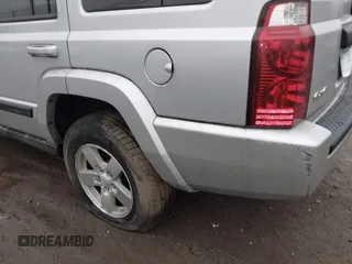 2008 Jeep Commander Sport z VIN 1J8HG48K88C135385, wystawiony jako IAAI lot #41044576 z przebiegiem 174 695 mil mil oraz . Historia ofert i sprzedaży dostępna na DreamBid. Obrazek 13.