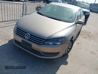 2015 Volkswagen Passat Wolfsburg Edition z VIN 1VWAT7A33FC084526, wystawiony jako IAAI lot #42191378 z przebiegiem 193 142 mil mil oraz . Historia ofert i sprzedaży dostępna na DreamBid. Obrazek 2.