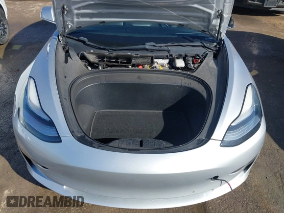 2018 Tesla Model 3 Long Range Battery z VIN 5YJ3E1EB3JF117007, wystawiony jako IAAI lot #41753572 z przebiegiem 82 444 mil mil oraz . Historia ofert i sprzedaży dostępna na DreamBid. Obrazek 10.
