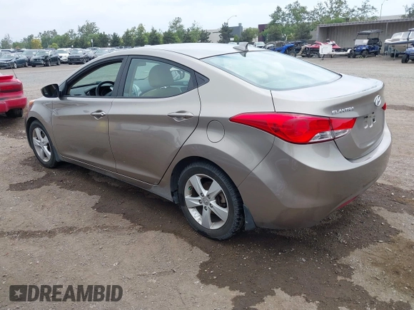 2013 Hyundai Elantra GLS z VIN 5NPDH4AE4DH424348, wystawiony jako IAAI lot #42472170 z przebiegiem 116 574 mil mil oraz . Historia ofert i sprzedaży dostępna na DreamBid. Obrazek 3.