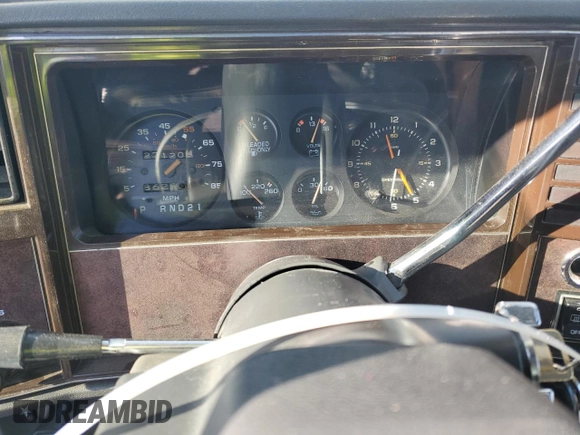 1984 Chevrolet Monte Carlo z VIN 1G1AZ37H3EB102999, wystawiony jako Copart lot #87061824 z przebiegiem 271 202 mil mil oraz Szkody całkowita. Historia ofert i sprzedaży dostępna na DreamBid. Obrazek 9.