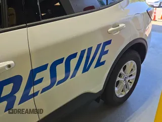 2020 Ford Escape SE z VIN 1FMCU9G66LUB14805, wystawiony jako IAAI lot #42388285 z przebiegiem 50 819 mil mil oraz . Historia ofert i sprzedaży dostępna na DreamBid. Obrazek 30.