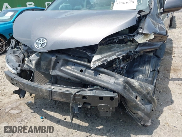 2017 Toyota Sienna XLE Auto Access Seat z VIN 5TDYZ3DC2HS850817, wystawiony jako IAAI lot #42564078 z przebiegiem 190 069 mil mil oraz . Historia ofert i sprzedaży dostępna na DreamBid. Obrazek 18.