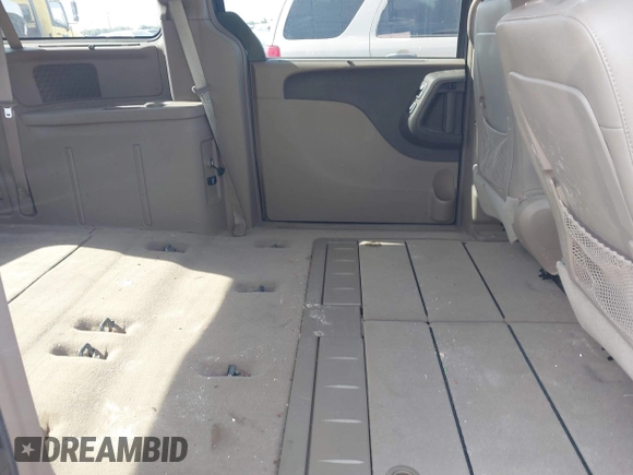 2011 Chrysler Town & Country Touring-L with VIN 2A4RR8DG4BR784138, listed as a IAAI auction lot 42124052 with 105,645 mi miles. Bid and sale history available at carsss.com. Image 8.