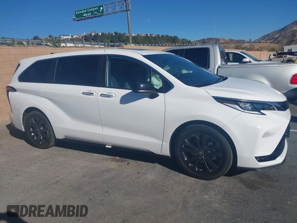 2024 Toyota Sienna XSE with VIN 5TDXRKEC4RS200263, listed as a IAAI auction lot 41287328 with 13,948 mi miles. Bid and sale history available at carsss.com. Image 13.