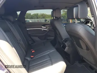 2022 Audi e-tron Premium Plus z VIN WA1LAAGE8NB019712, wystawiony jako Copart lot #57022545 z przebiegiem 27 718 mil mil oraz Szkody całkowita. Historia ofert i sprzedaży dostępna na DreamBid. Obrazek 11.