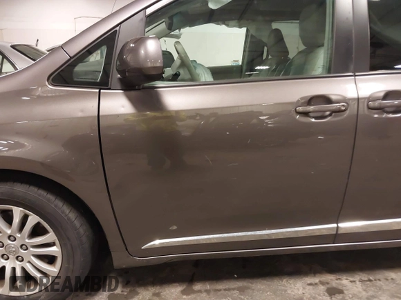 2013 Toyota Sienna XLE AAS z VIN 5TDYK3DC6DS386235, wystawiony jako IAAI lot #42191706 z przebiegiem 144 328 mil mil oraz . Historia ofert i sprzedaży dostępna na DreamBid. Obrazek 20.