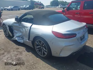 2021 BMW Z4 sDriveM40i z VIN WBAHF9C00MWX17614, wystawiony jako IAAI lot #42277354 z przebiegiem 26 615 mil mil oraz . Historia ofert i sprzedaży dostępna na DreamBid. Obrazek 3.