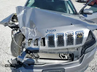 2019 Jeep Cherokee Latitude z VIN 1C4PJLCXXKD278468, wystawiony jako Copart lot #55064395 z przebiegiem 84 945 mil mil oraz Szkoda całkowita • Salvage title. Historia ofert i sprzedaży dostępna na DreamBid. Obrazek 12.