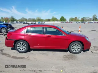 2010 Chrysler Sebring Limited z VIN 1C3CC5FB7AN111955, wystawiony jako IAAI lot #42150637 z przebiegiem 108 856 mil mil oraz . Historia ofert i sprzedaży dostępna na DreamBid. Obrazek 13.
