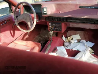 1988 Chevrolet Beretta z VIN 1G1LV11W6JY651488, wystawiony jako Copart lot #81191074 z przebiegiem 239 594 mil mil oraz Czysty tytuł • Clean title. Historia ofert i sprzedaży dostępna na DreamBid. Obrazek 8.
