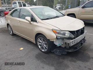 2010 Lexus HS 250h z VIN JTHBB1BA5A2001390, wystawiony jako IAAI lot #41461395 z przebiegiem 140 654 mil mil oraz . Historia ofert i sprzedaży dostępna na DreamBid. Obrazek 1.