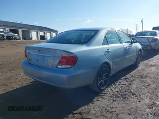 2006 Toyota Camry LE z VIN 4T1BF30K46U621829, wystawiony jako IAAI lot #41068239 z przebiegiem 96 942 mil mil oraz . Historia ofert i sprzedaży dostępna na DreamBid. Obrazek 4.