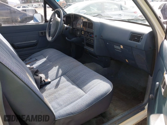 1992 Toyota Pickup DLX z VIN 4TARN81PXNZ004395, wystawiony jako IAAI lot #41729264 z przebiegiem 137 289 mil mil oraz . Historia ofert i sprzedaży dostępna na DreamBid. Obrazek 5.