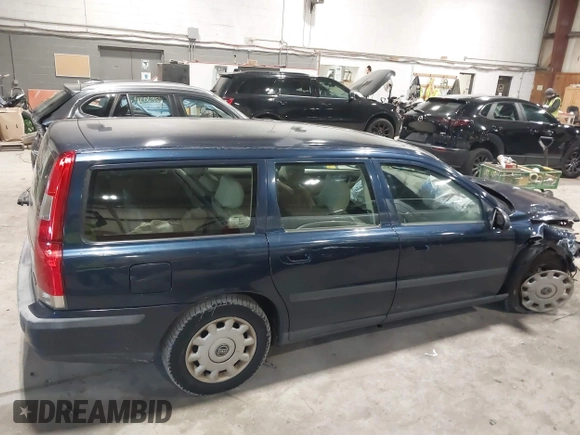 2002 Volvo V70 with VIN YV1SW61R721181578, listed as a IAAI auction lot 41620282 with 260,803 mi miles. Bid and sale history available at carsss.com. Image 13.