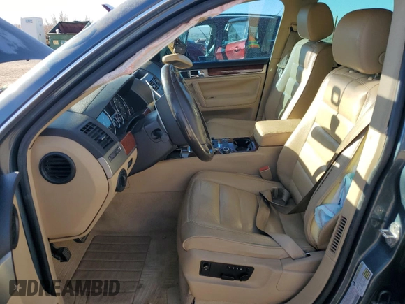 2004 Volkswagen Touareg z VIN WVGEM77L64D051760, wystawiony jako Copart lot #87044304 z przebiegiem Nie podano mil oraz Szkoda całkowita • Salvage title. Historia ofert i sprzedaży dostępna na DreamBid. Obrazek 7.