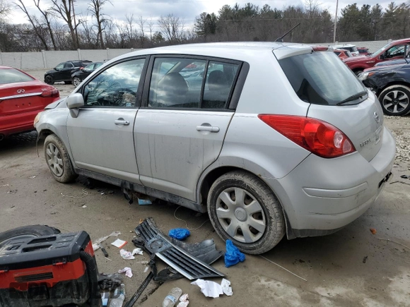 2007 Nissan Versa SL z VIN 3N1BC13E07L376632, wystawiony jako Copart lot #59384975 z przebiegiem Nie podano mil oraz Nie do naprawy • Non repairable. Historia ofert i sprzedaży dostępna na DreamBid. Obrazek 2.