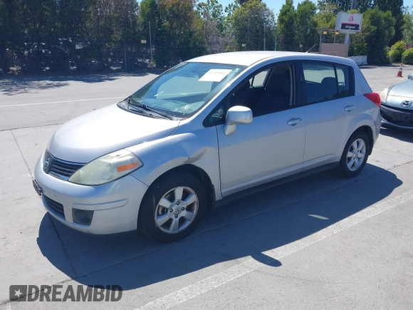 2009 Nissan Versa S z VIN 3N1BC13E09L372132, wystawiony jako IAAI lot #42314068 z przebiegiem 135 829 mil mil oraz . Historia ofert i sprzedaży dostępna na DreamBid. Obrazek 2.