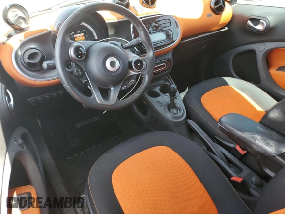 2016 Smart fortwo Passion z VIN WMEFJ5DA6GK075566, wystawiony jako Copart lot #56606935 z przebiegiem 47 733 mil mil oraz Szkody całkowita. Historia ofert i sprzedaży dostępna na DreamBid. Obrazek 8.