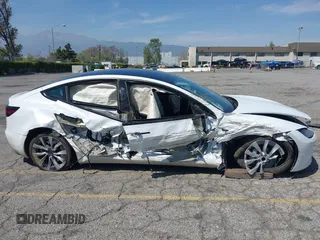 2025 Tesla Model 3 Long Range z VIN 5YJ3E1EA1SF876795, wystawiony jako IAAI lot #41967853 z przebiegiem 8 328 mil mil oraz . Historia ofert i sprzedaży dostępna na DreamBid. Obrazek 14.