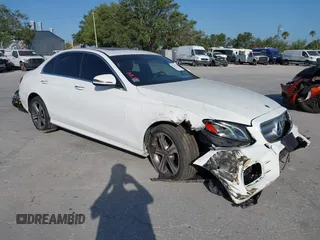 2018 Mercedes-Benz E 300 z VIN WDDZF4KB3JA421952, wystawiony jako IAAI lot #42117006 z przebiegiem 82 909 mil mil oraz . Historia ofert i sprzedaży dostępna na DreamBid. Obrazek 1.
