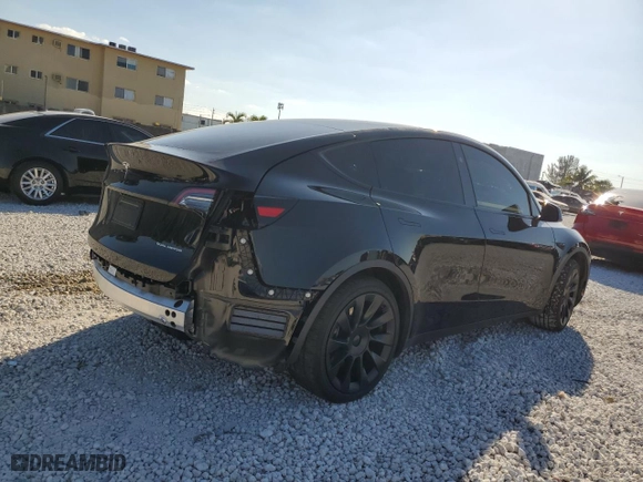 2024 Tesla Model Y Long Range with VIN 7SAYGDEE9RA303397, listed as a Copart auction lot 47416965 with 10,598 mi miles and Salvage Title. Bid and sale history available at carsss.com. Image 3.