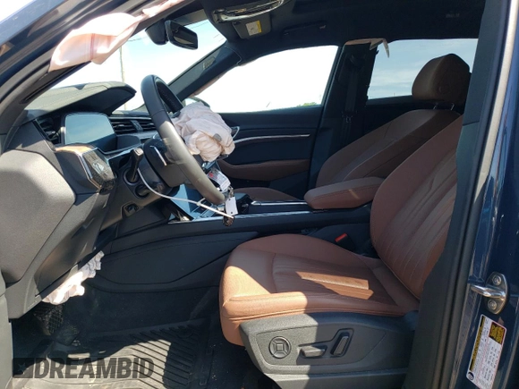2024 Audi Q8 e-tron Premium Plus z VIN WA15AAGE7RB016864, wystawiony jako Copart lot #56564354 z przebiegiem 11 541 mil mil oraz Szkoda całkowita • Salvage title. Historia ofert i sprzedaży dostępna na DreamBid. Obrazek 7.