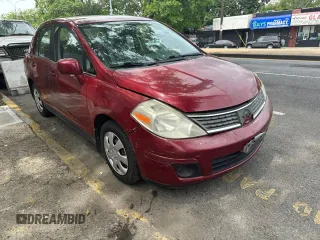 2007 Nissan Versa SL z VIN 3N1BC11E77L421553, wystawiony jako Copart lot #58802035 z przebiegiem 51 169 mil mil oraz Czysty tytuł • Clean title. Historia ofert i sprzedaży dostępna na DreamBid. Obrazek 2.
