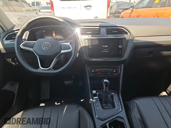 2024 Volkswagen Tiguan SE z VIN 3VV3B7AX3RM105123, wystawiony jako IAAI lot #42796460 z przebiegiem 36 543 mil mil oraz . Historia ofert i sprzedaży dostępna na DreamBid. Obrazek 8.