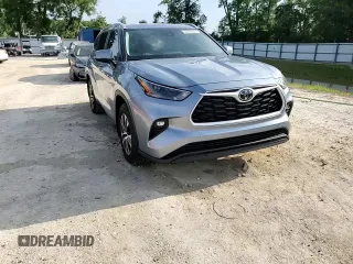 2024 Toyota Highlander LE z VIN 5TDKDRAH9RS548529, wystawiony jako Copart lot #53493205 z przebiegiem 16 627 mil mil oraz Szkoda całkowita • Salvage title. Historia ofert i sprzedaży dostępna na DreamBid. Obrazek 14.