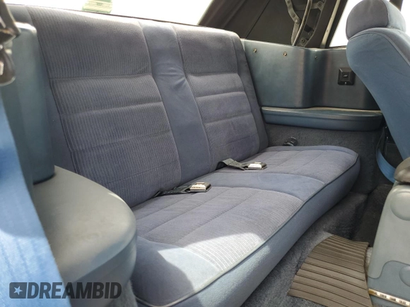 1988 Ford Mustang z VIN 1FABP44A1JF228656, wystawiony jako Copart lot #49451215 z przebiegiem 42 754 mil mil oraz Czysty tytuł • Clean title. Historia ofert i sprzedaży dostępna na DreamBid. Obrazek 10.