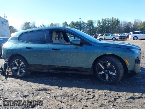 2025 BMW iX xDrive50 z VIN WB523CF09SCS94052, wystawiony jako IAAI lot #41822349 z przebiegiem 1233 mil mil oraz . Historia ofert i sprzedaży dostępna na DreamBid. Obrazek 13.
