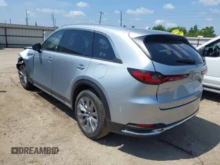 2025 Mazda CX-90 Premium Plus Package z VIN JM3KKEHD1S1228777, wystawiony jako IAAI lot #42218405 z przebiegiem 1 582 mil mil oraz . Historia ofert i sprzedaży dostępna na DreamBid. Obrazek 3.