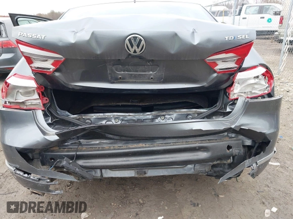 2015 Volkswagen Passat 2.0L TDI SEL Premium with VIN 1VWCV7A34FC094467, listed as a IAAI auction lot 42030825 with 184,517 mi miles. Bid and sale history available at carsss.com. Image 6.