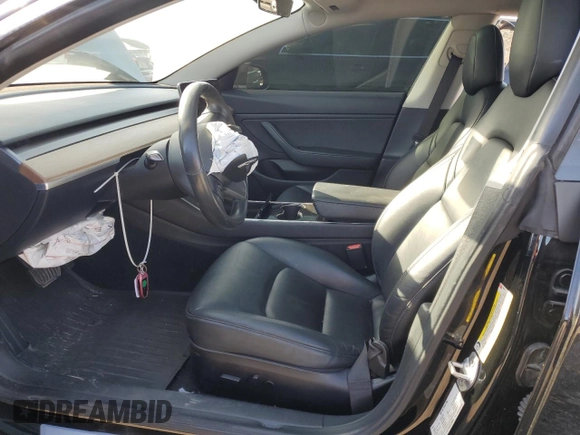 2019 Tesla Model 3 Mid Range z VIN 5YJ3E1EAXKF398909, wystawiony jako Copart lot #52504645 z przebiegiem 101 667 mil mil oraz Szkoda całkowita • Salvage title. Historia ofert i sprzedaży dostępna na DreamBid. Obrazek 7.