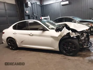 2020 Alfa Romeo Giulia z VIN ZARFANAN9L7630017, wystawiony jako IAAI lot #41676730 z przebiegiem 45 395 mil mil oraz . Historia ofert i sprzedaży dostępna na DreamBid. Obrazek 13.