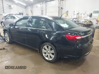 2013 Chrysler 200 Touring z VIN 1C3CCBBB3DN539112, wystawiony jako IAAI lot #42244535 z przebiegiem 235 413 mil mil oraz . Historia ofert i sprzedaży dostępna na DreamBid. Obrazek 3.
