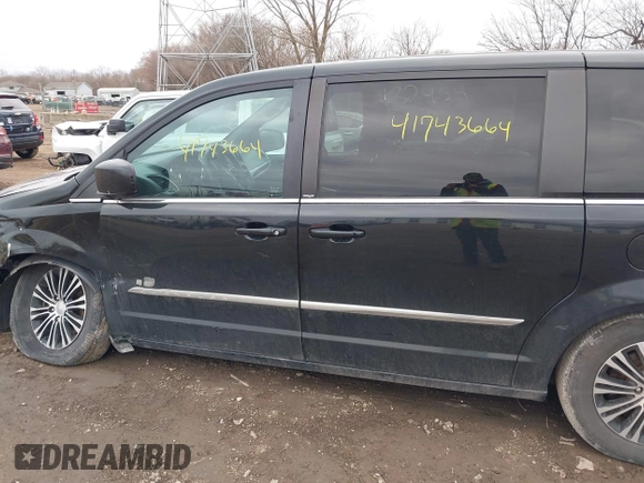 2014 Chrysler Town & Country S with VIN 2C4RC1HG2ER132454, listed as a IAAI auction lot 41743664 with 142,339 mi miles. Bid and sale history available at carsss.com. Image 14.