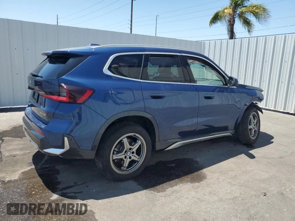 2025 BMW X1 xDrive28i z VIN WBX73EF08S5084278, wystawiony jako Copart lot #53894205 z przebiegiem 15 905 mil mil oraz Nie do naprawy. Historia ofert i sprzedaży dostępna na DreamBid. Obrazek 3.