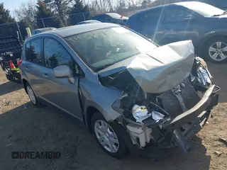 2011 Nissan Versa S z VIN 3N1BC1CP5BL517754, wystawiony jako IAAI lot #41675383 z przebiegiem 125 000 mil mil oraz . Historia ofert i sprzedaży dostępna na DreamBid. Obrazek 1.