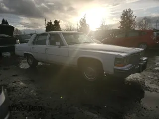 1988 Cadillac Brougham z VIN 1G6DW51Y1JR761749, wystawiony jako Copart lot #80371494 z przebiegiem 1271 mil mil oraz Tytuł czysty. Historia ofert i sprzedaży dostępna na DreamBid. Obrazek 4.
