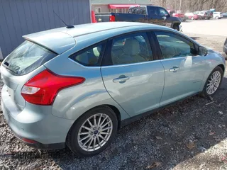 2013 Ford Focus Electric z VIN 1FADP3R49DL217920, wystawiony jako IAAI lot #41875577 z przebiegiem 83 866 mil mil oraz . Historia ofert i sprzedaży dostępna na DreamBid. Obrazek 4.
