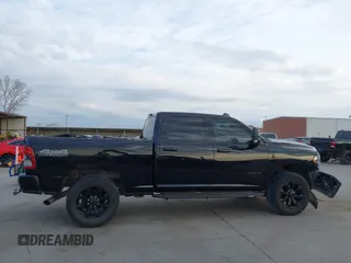 2022 Ram 2500 Big Horn z VIN 3C6UR5DL8NG125542, wystawiony jako IAAI lot #41881676 z przebiegiem 55 332 mil mil oraz . Historia ofert i sprzedaży dostępna na DreamBid. Obrazek 14.