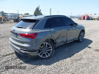 2022 Audi Q3 S line Premium Plus z VIN WA1EECF32N1040652, wystawiony jako IAAI lot #42140861 z przebiegiem 43 452 mil mil oraz . Historia ofert i sprzedaży dostępna na DreamBid. Obrazek 4.