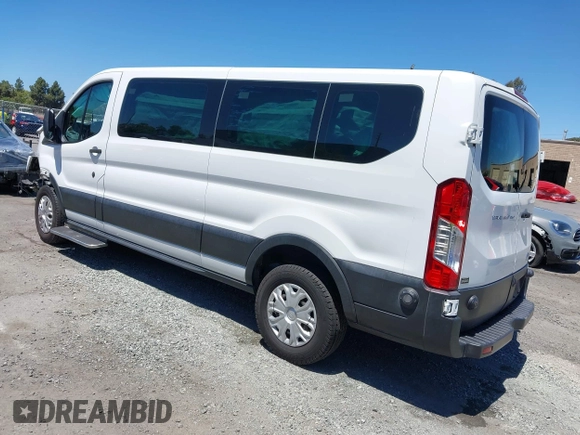 2019 Ford Transit Passenger XL z VIN 1FBZX2YM2KKA61349, wystawiony jako IAAI lot #42342349 z przebiegiem 106 593 mil mil oraz . Historia ofert i sprzedaży dostępna na DreamBid. Obrazek 3.